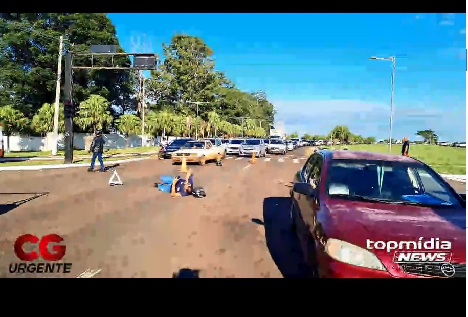 Motociclista ficou caído na pista