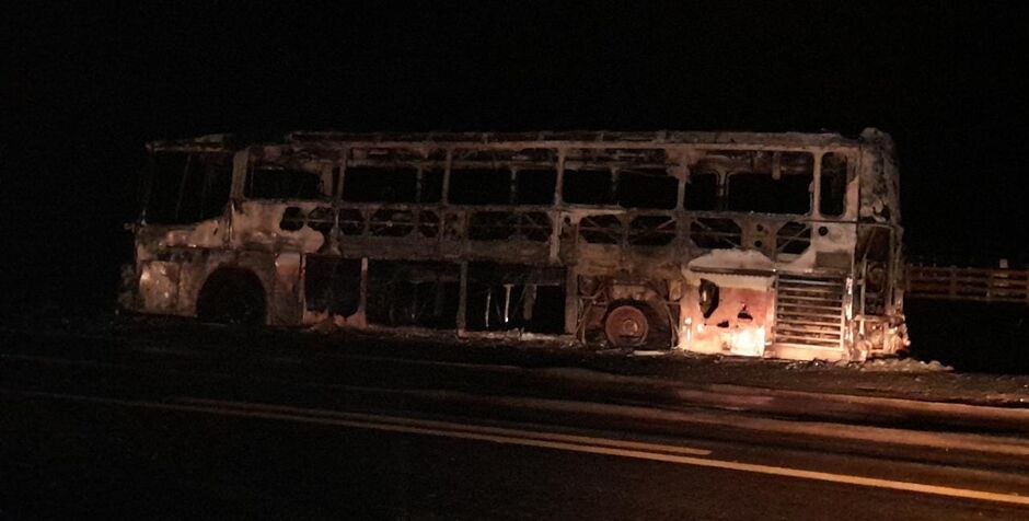 Ônibus ficou totalmente destruído