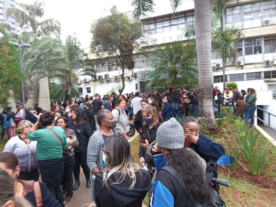 Grevistas protestaram em frente à Prefeitura de Campo Grande
