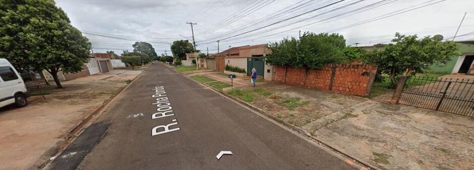 Criminoso deixou a carteira cair quando pulou o muro da residência