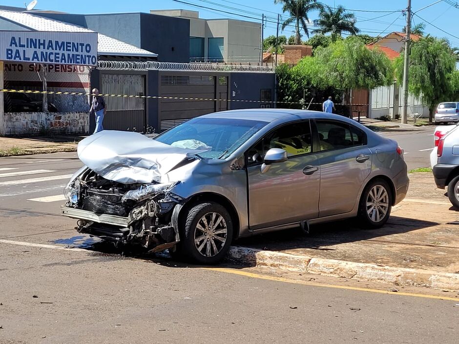 Veículo capotou após batida