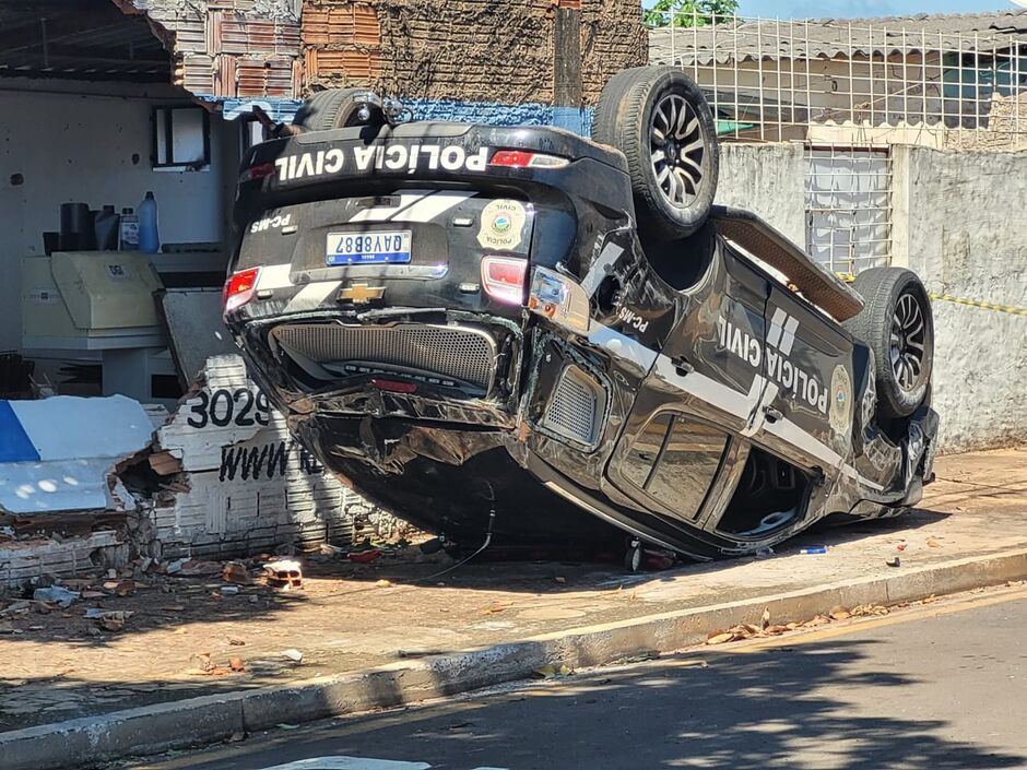Veículo capotou após batida