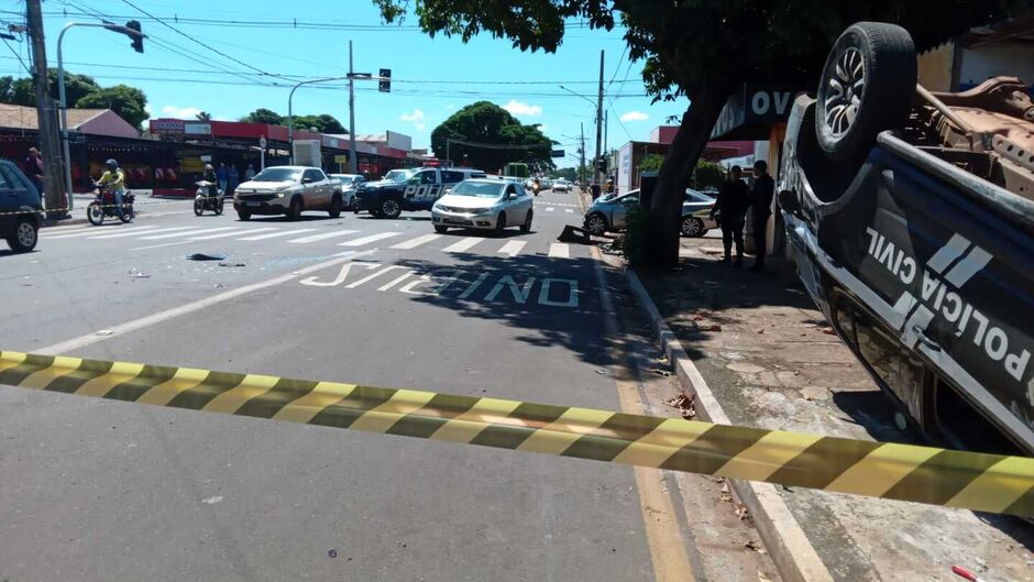 Veículo capotou após batida