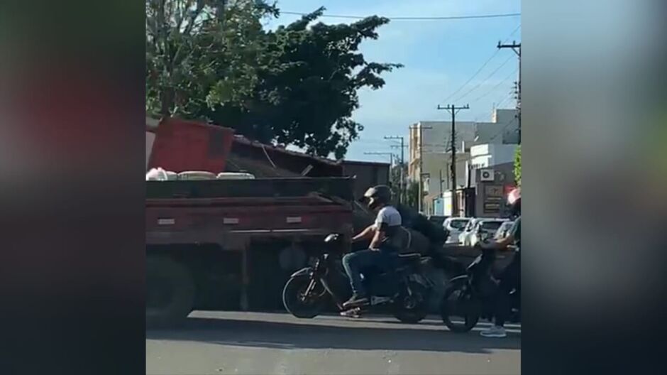 Carga ficou espalhada pela via