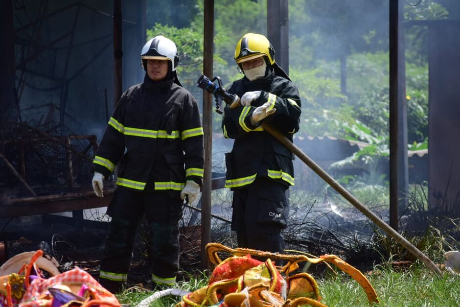 Barracão de escola de samba pegou fogo