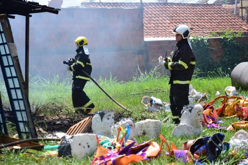 Barracão de escola de samba pegou fogo