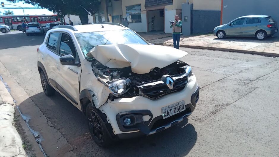 Carro ficou destruído após batida com carreta