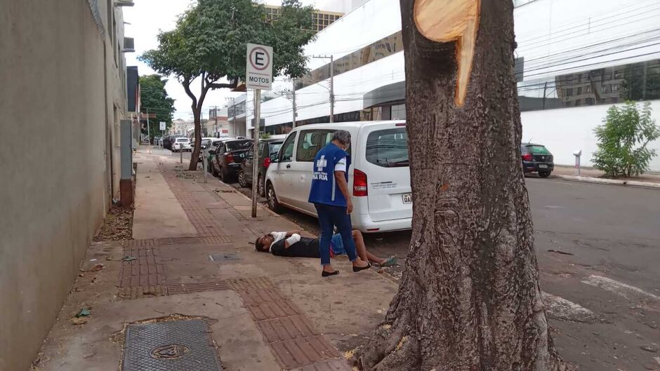 Funcionários do 'Consultório de Rua' trabalham para tirar moradores da rua
