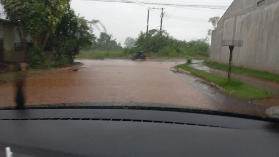 Rua Internacional no bairro Santa Emília, em Campo Grande