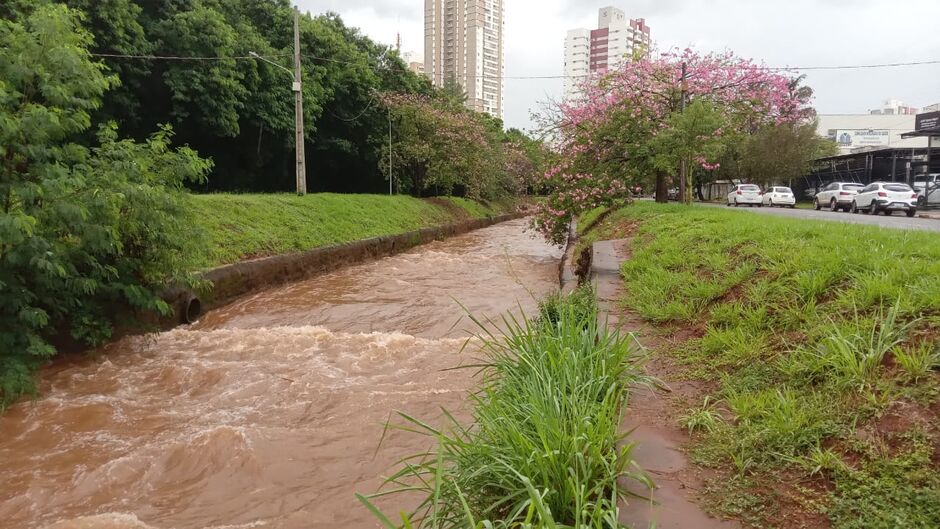 Córrego está no limite da capacidade