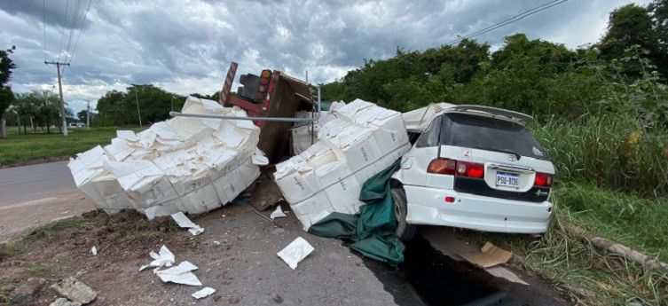 Veículo foi atingido pela carga e ficou destruído