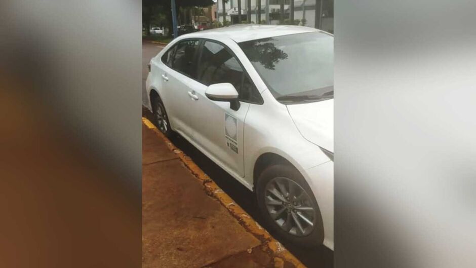 Veículo estava estacionado em faixa amarela