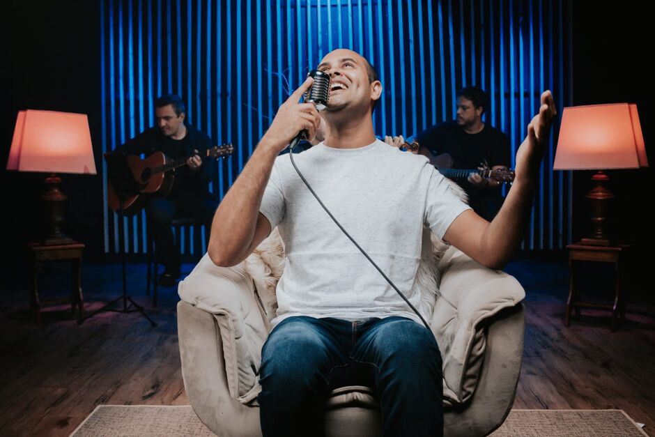 Clipe foi lançado no dia 11 de abril