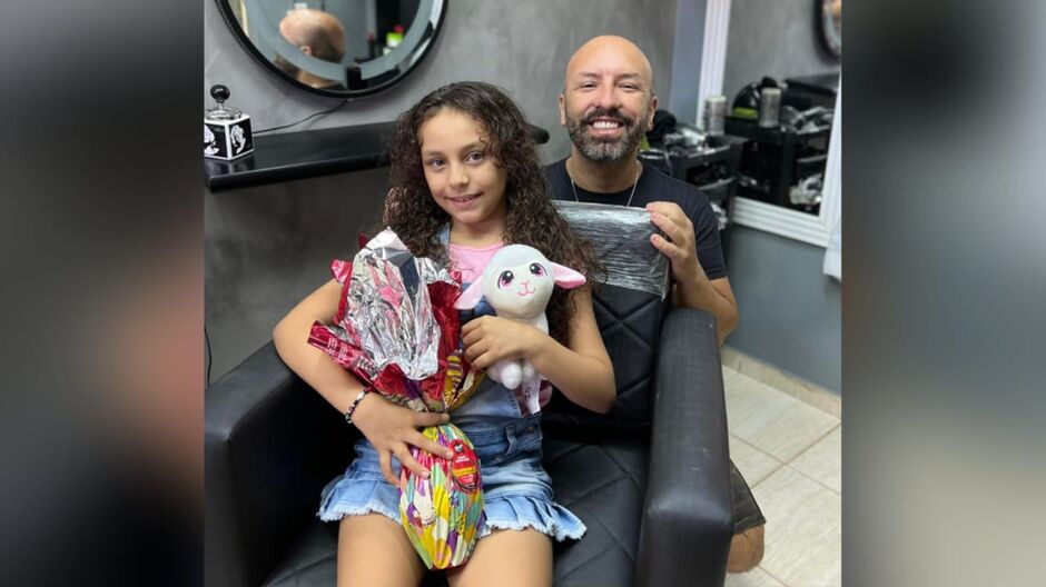 Menina ganhou ursinho, ovo de páscoa e tratamento nos cabelos como presente