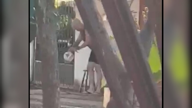 V&iacute;deo mostra momento que militar fura bola de futebol