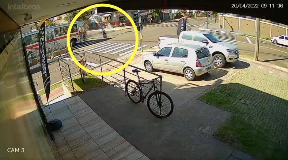 Motociclista tentou fazer uma conversão proibida quando foi atingida
