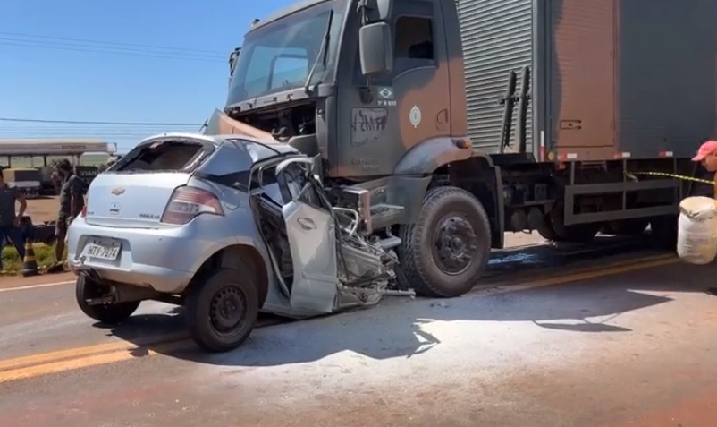 Veículo ficou completamente destruído