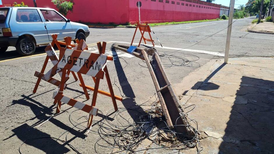 Poste está caído na via há dois meses