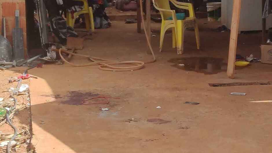 Jovem foi socorrido por populares 