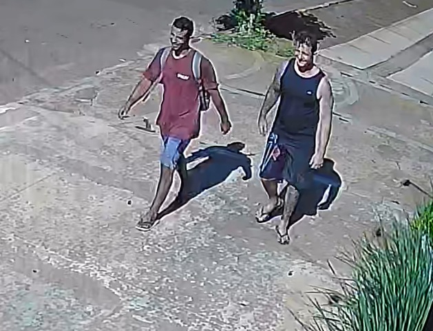 Um dos suspeitos saiu com a gaiola da casa