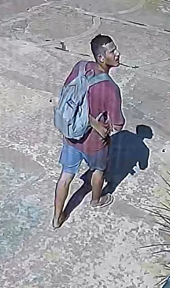 Um dos suspeitos saiu com a gaiola da casa