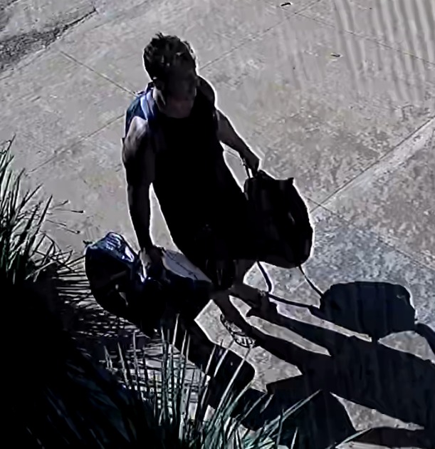 Um dos suspeitos saiu com a gaiola da casa
