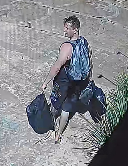 Um dos suspeitos saiu com a gaiola da casa