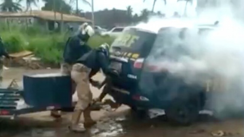 Homem morreu sufocado após ser colocado na viatura