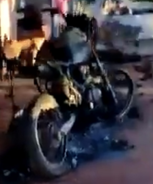 Moto incendiada pelos famiares de Lucas