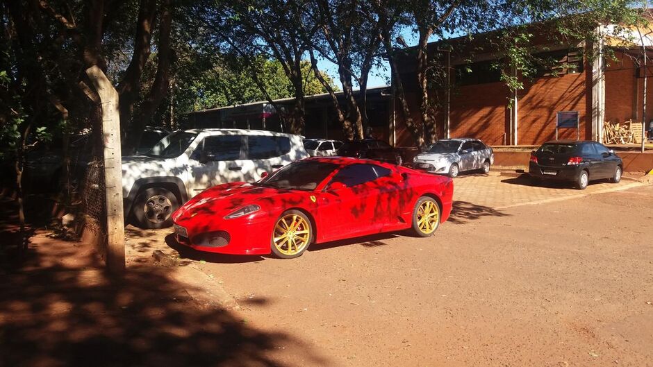 Ferrari apareceu brilhante e charmosa no estacionamento da UFMS
