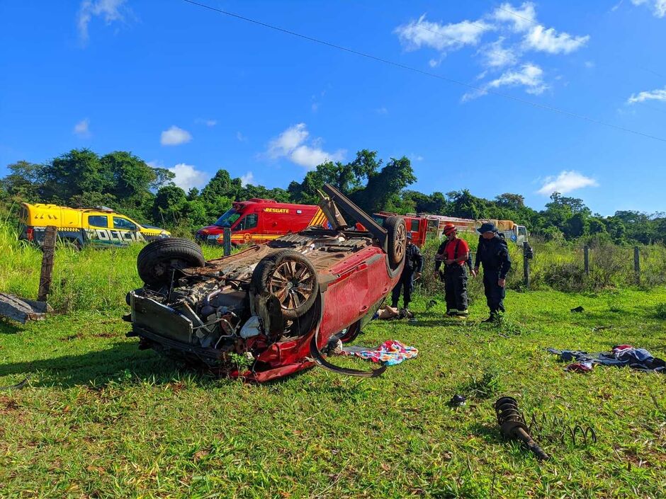 Carro ficou destruído e um dos passageiros foi arremessado