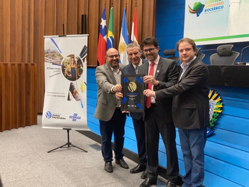 Prefeito de Costa Rica, Delegado Cleverson foi premiado