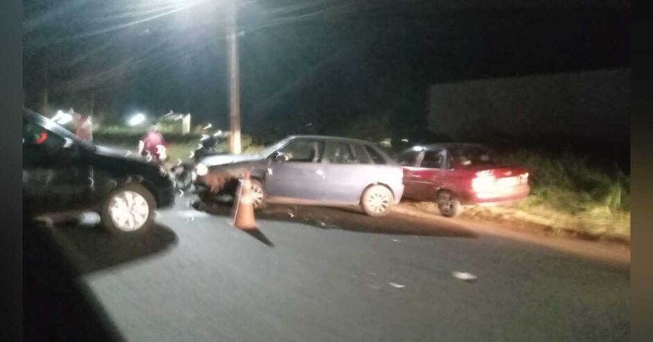 Carros ficaram bastante destruídos