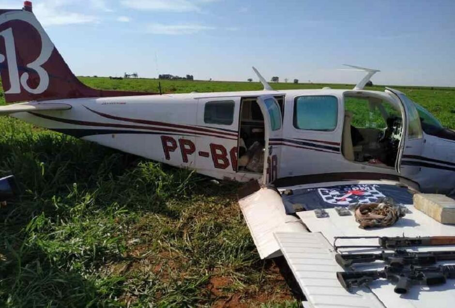 Aeronave foi abandonada com armas e drogas