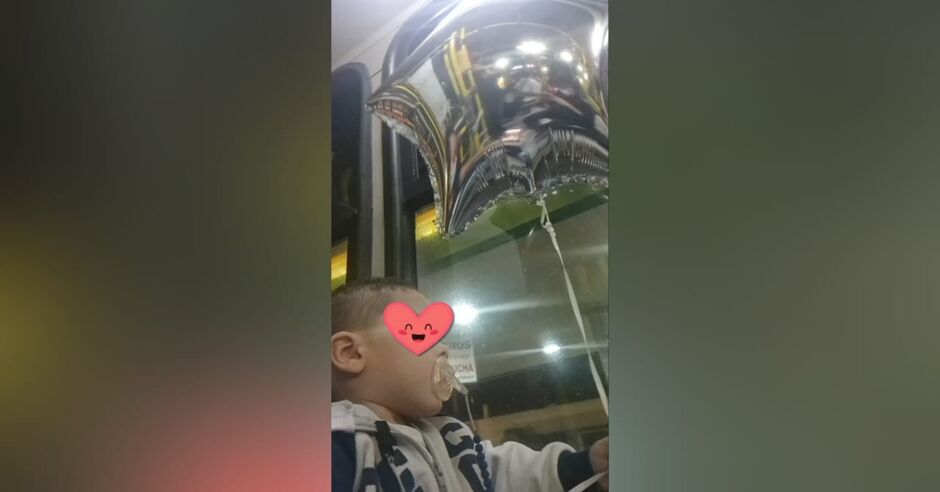 Criança ganhou balão pela janela de ônibus