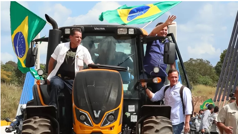 Governo Bolsonaro comprou tratores que estão parados na empresa