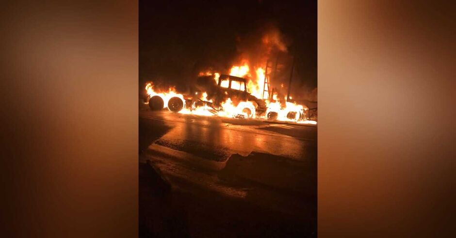 Os veículos pegaram fogo após a batida