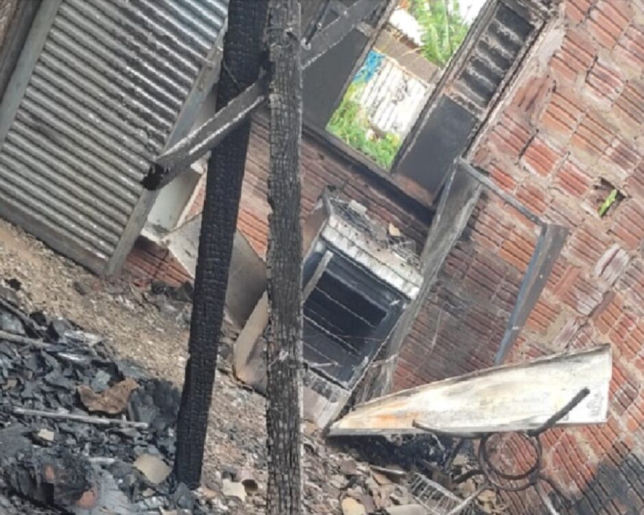 Casa foi quase destruída pelo fogo 