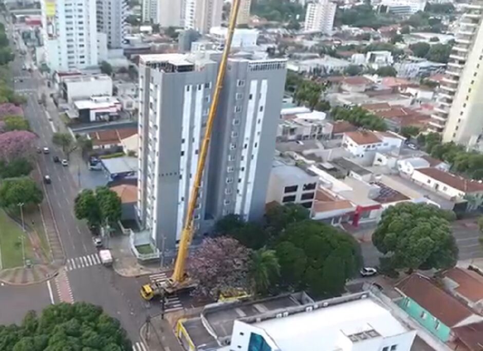 Montagem da empena hoje no centro