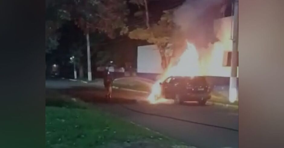 Veículo pegou fogo na avenida