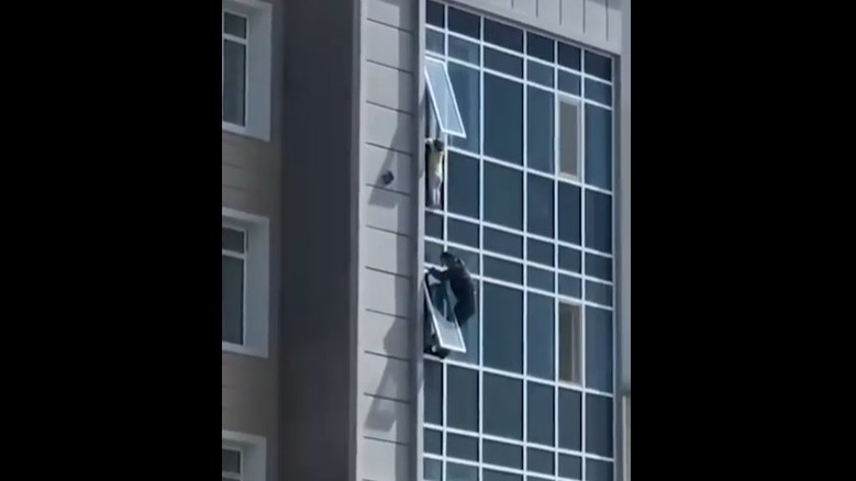 Criança estava pendurada em janela do oitavo andar