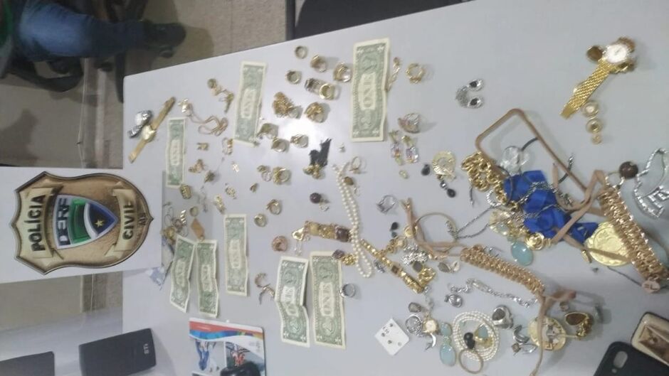 O furto das joias e de outros objetos aconteceu no dia 12 de maio, em uma residência localizada na Avenida Presidente Vargas
