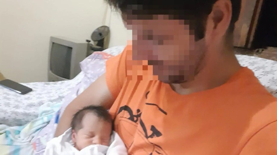Pai matou a filha de um mês de vida