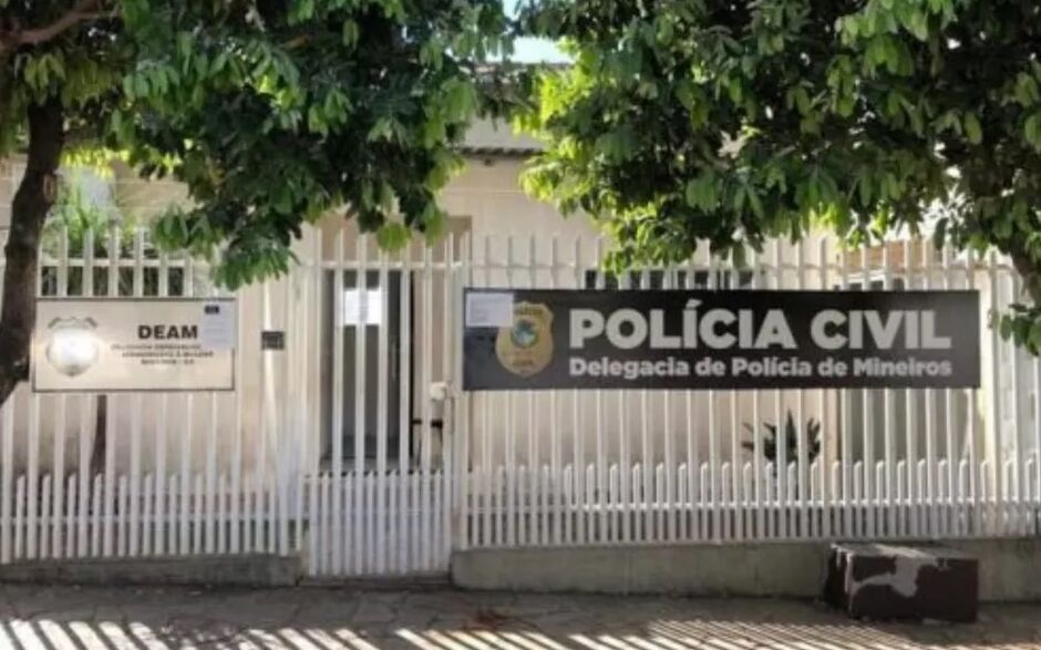 o zelador colocou a mão dentro da calça de uma das meninas