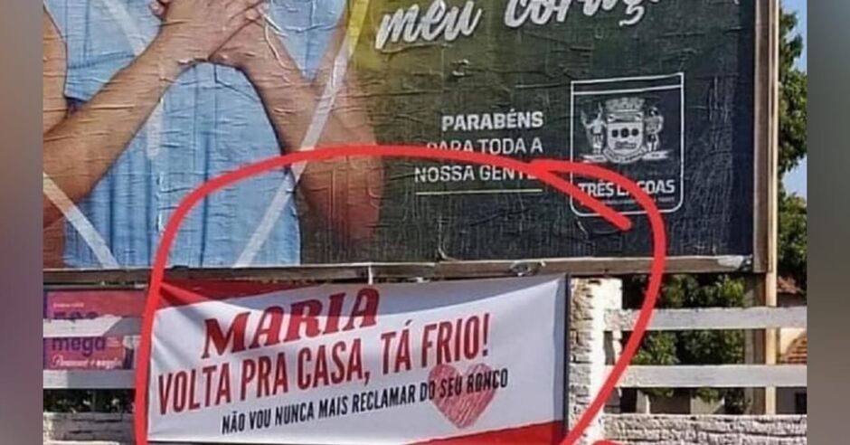 Pedido está abaixo de um outdoor de publicidade em uma rua de Três Lagoas