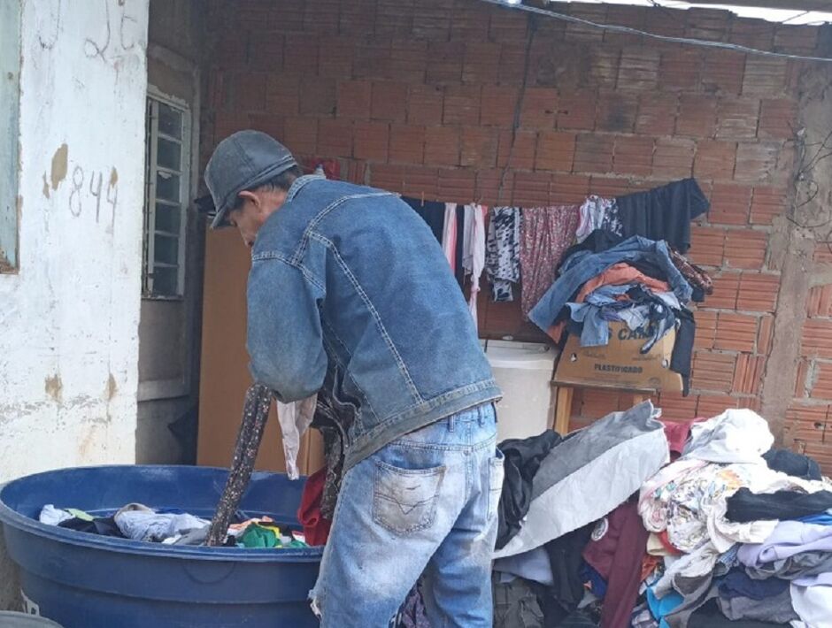 Varal solidário ajuda pessoas carentes