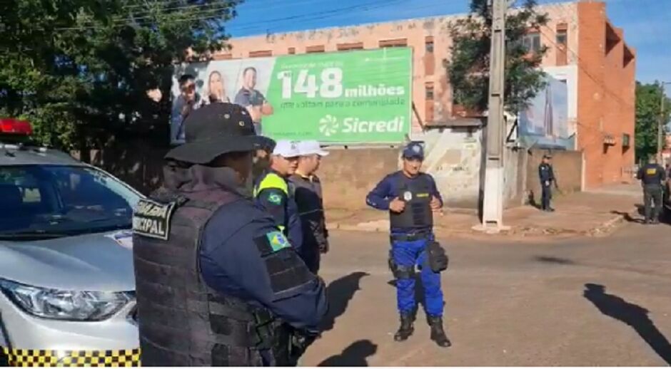 Polícia brasileira ajuda na segurança próximo ao cemitério