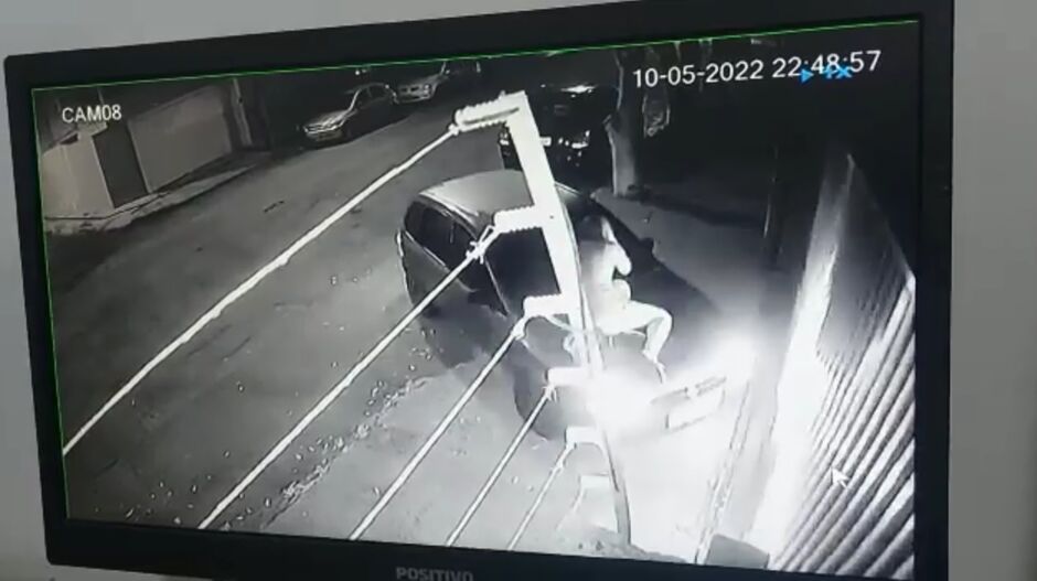 Mulher correu perigo ao ficar em capô durante batida