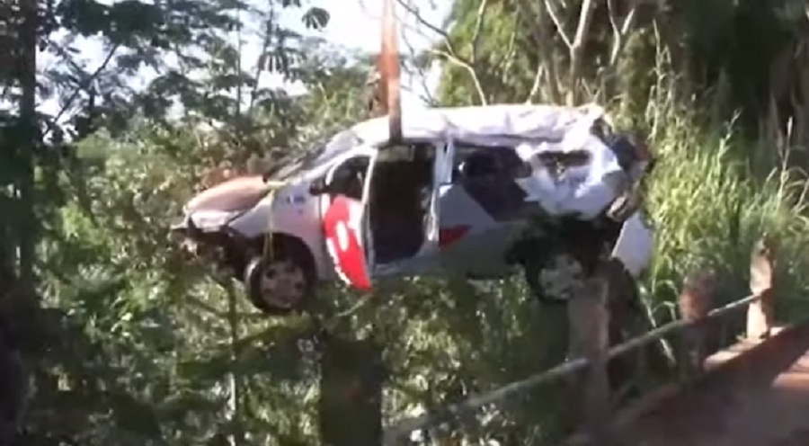 Viatura da PM capota Reprodução