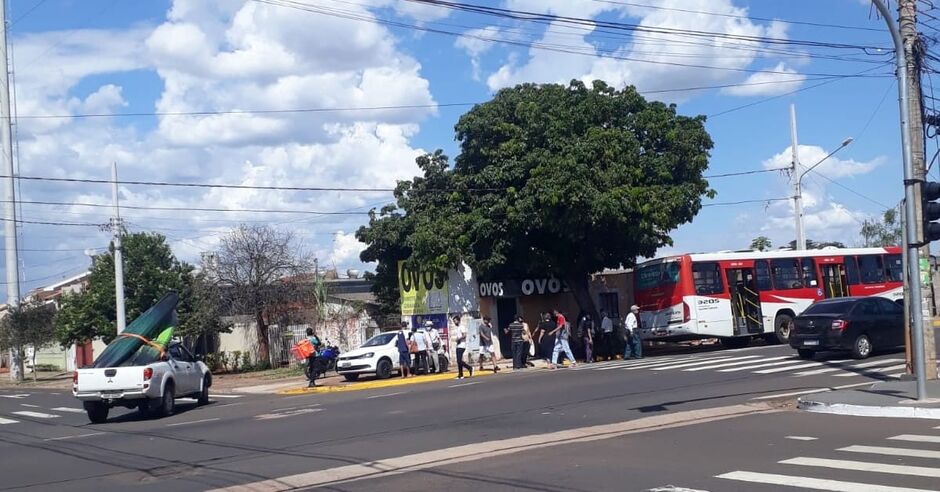 Carro bateu em ônibus na rua Brilhante, em Campo Grande
